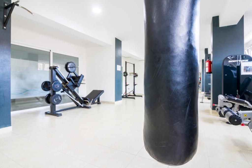 Posilňovňa alebo fitness centrum v ubytovaní HomeForGuest HARMONY PARK NEW APT WITH SEA VIEW