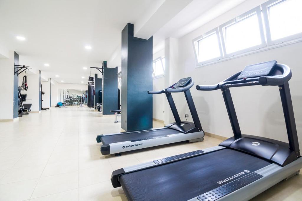 Posilňovňa alebo fitness centrum v ubytovaní HomeForGuest HARMONY PARK NEW APT WITH SEA VIEW