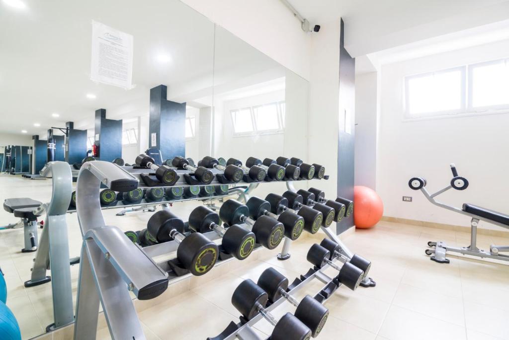 Posilňovňa alebo fitness centrum v ubytovaní HomeForGuest HARMONY PARK NEW APT WITH SEA VIEW