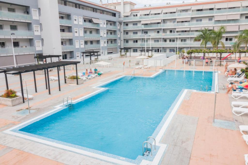 Bazén v ubytovaní HomeForGuest HARMONY PARK NEW APT WITH SEA VIEW alebo v jeho blízkosti