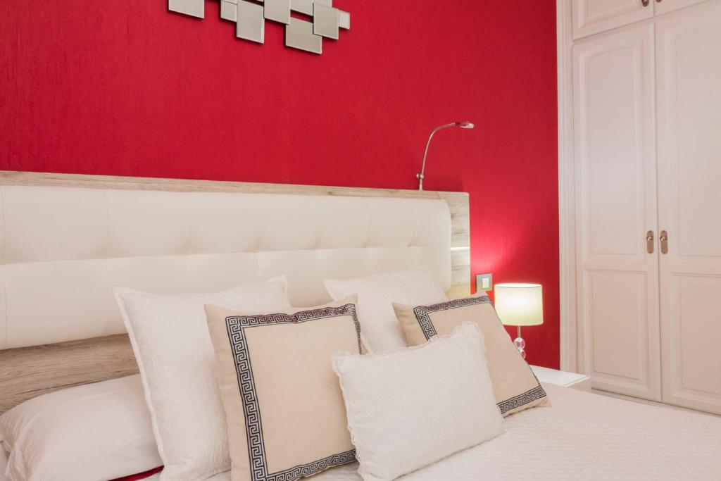 Posteľ alebo postele v izbe v ubytovaní HomeForGuest HARMONY PARK NEW APT WITH SEA VIEW