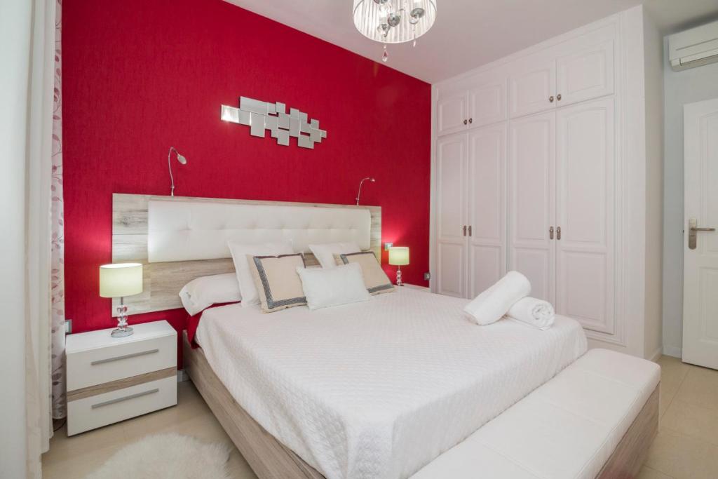 Posteľ alebo postele v izbe v ubytovaní HomeForGuest HARMONY PARK NEW APT WITH SEA VIEW