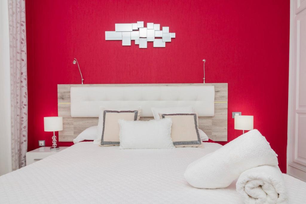 Posteľ alebo postele v izbe v ubytovaní HomeForGuest HARMONY PARK NEW APT WITH SEA VIEW