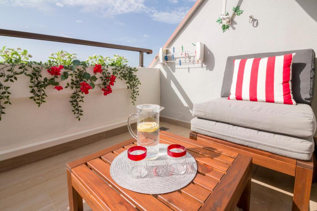 Nápoje v ubytovaní HomeForGuest HARMONY PARK NEW APT WITH SEA VIEW