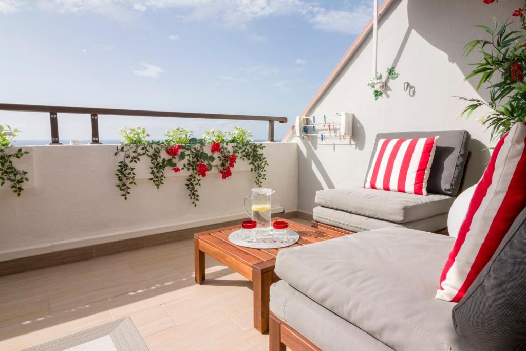 Posedenie v ubytovaní HomeForGuest HARMONY PARK NEW APT WITH SEA VIEW