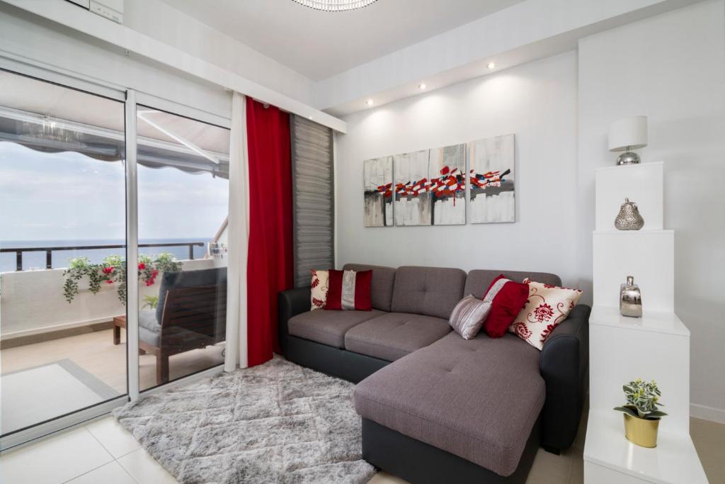Posedenie v ubytovaní HomeForGuest HARMONY PARK NEW APT WITH SEA VIEW