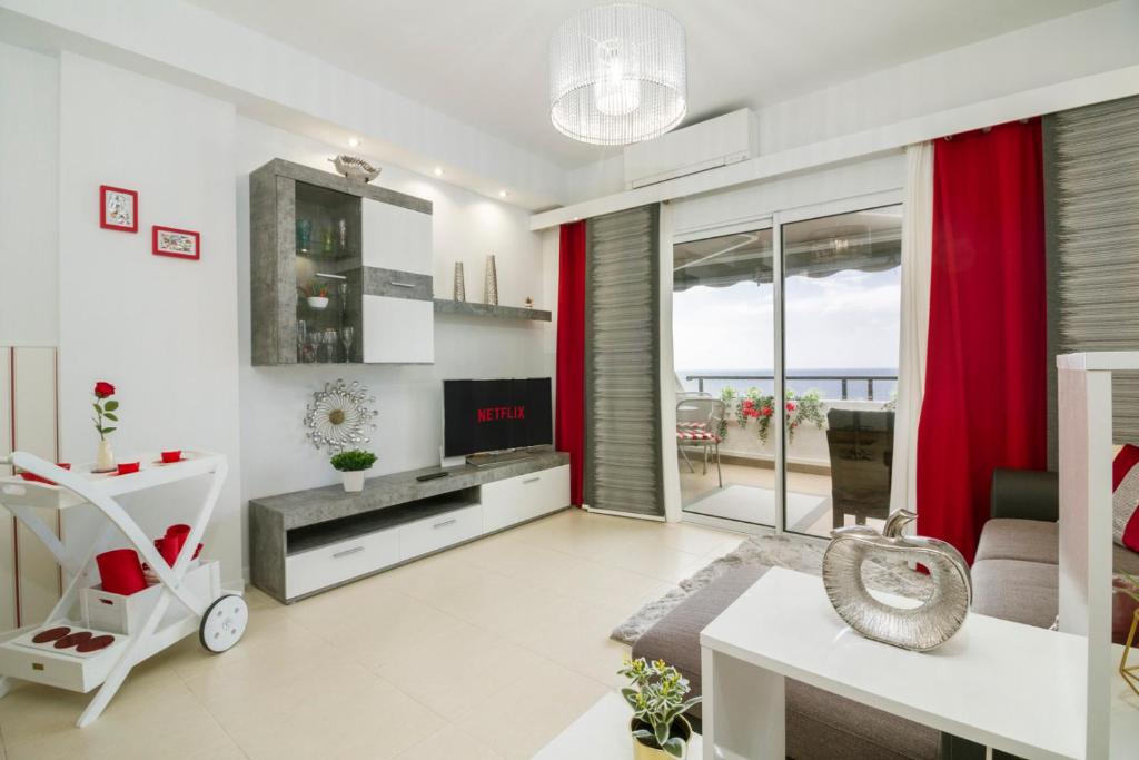 Televízia a/alebo spoločenská miestnosť v ubytovaní HomeForGuest HARMONY PARK NEW APT WITH SEA VIEW