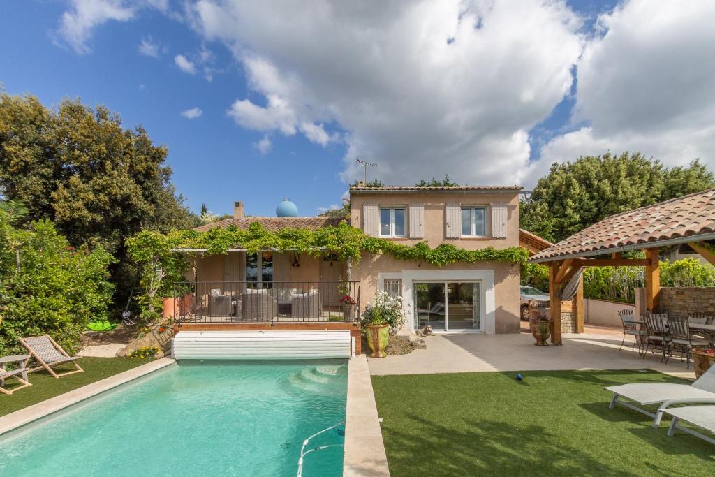 una casa con piscina en un patio en Maison Beally, en Eyragues