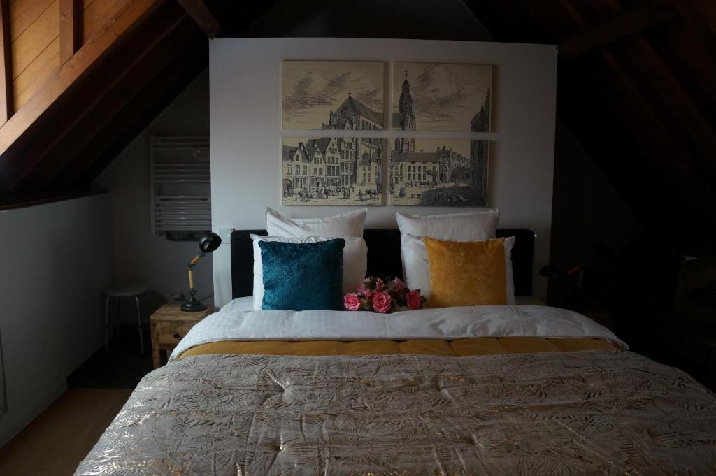 Postel nebo postele na pokoji v ubytování Charming Suites Jan Zonder Vrees