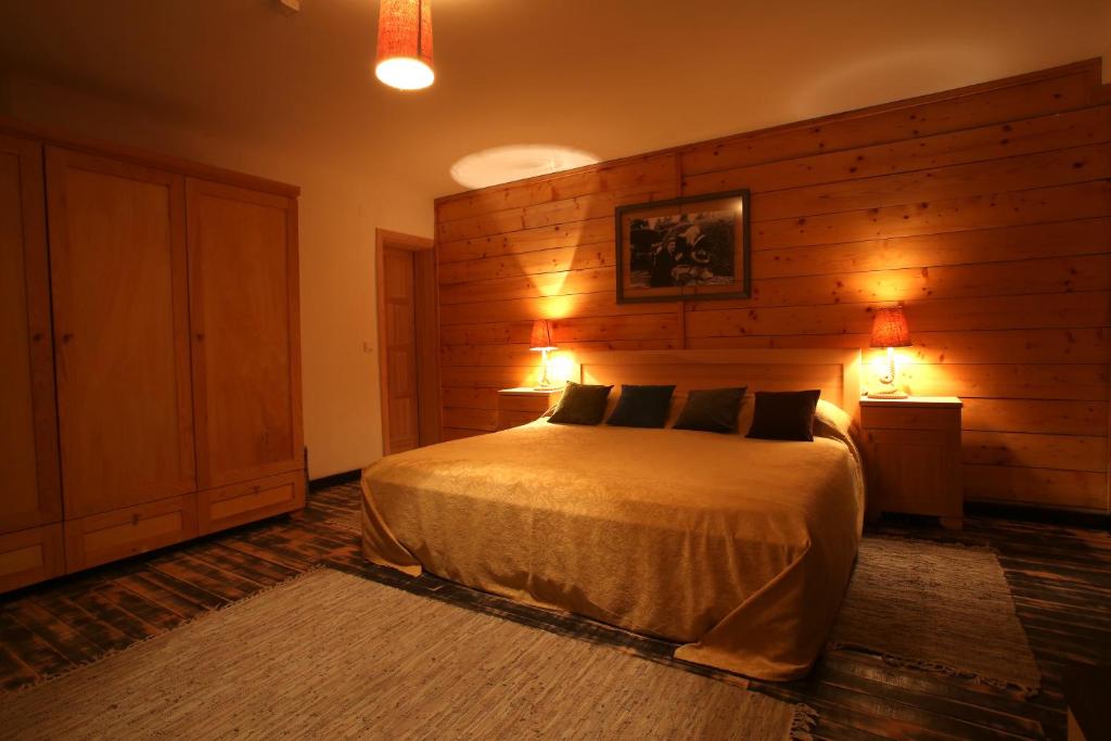 a bedroom with a bed with two lights on it at Mecavnik Resort in Mokra Gora