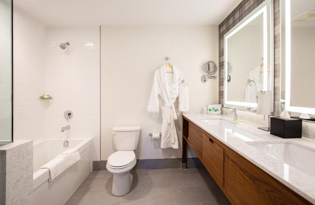Koupelna v ubytování Pomeroy Hotel Fort McMurray