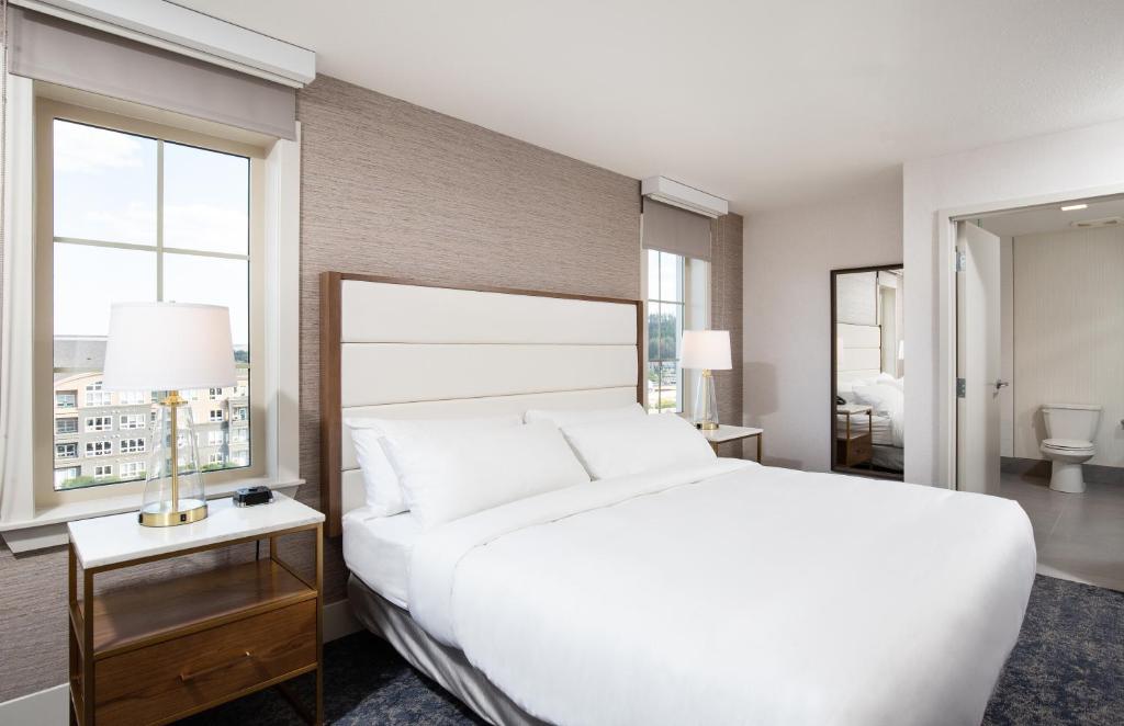 Postel nebo postele na pokoji v ubytování Pomeroy Hotel Fort McMurray