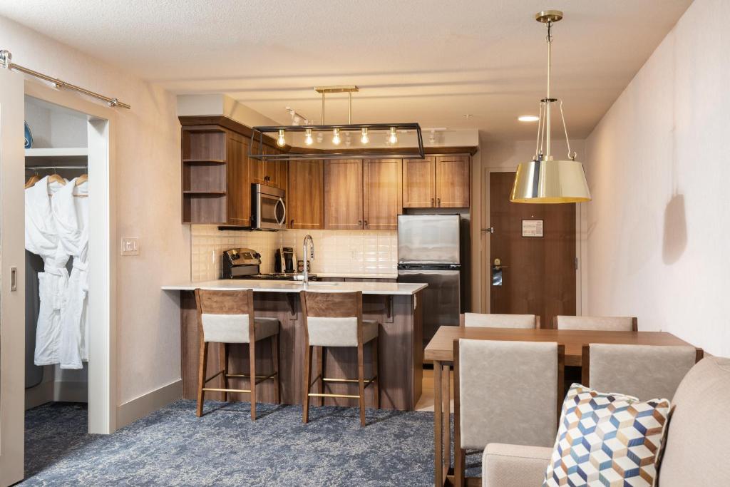 Kuchyň nebo kuchyňský kout v ubytování Pomeroy Hotel Fort McMurray