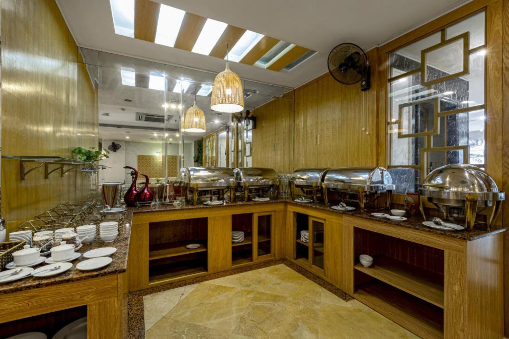 Kuchyň nebo kuchyňský kout v ubytování First Eden Hotel - Hang Bun