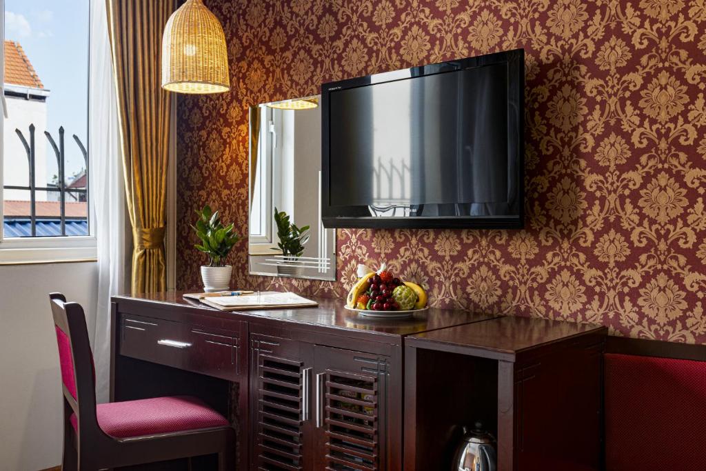 TV a/nebo společenská místnost v ubytování First Eden Hotel - Hang Bun