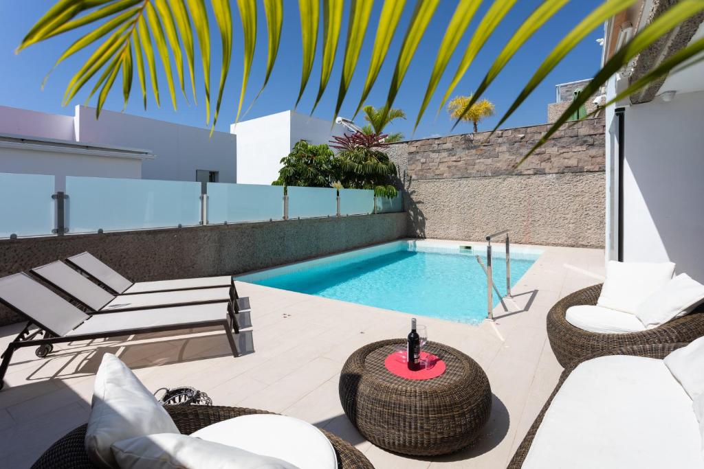 Bazén v ubytovaní Luxury BKM in Playa del Duque alebo v jeho blízkosti