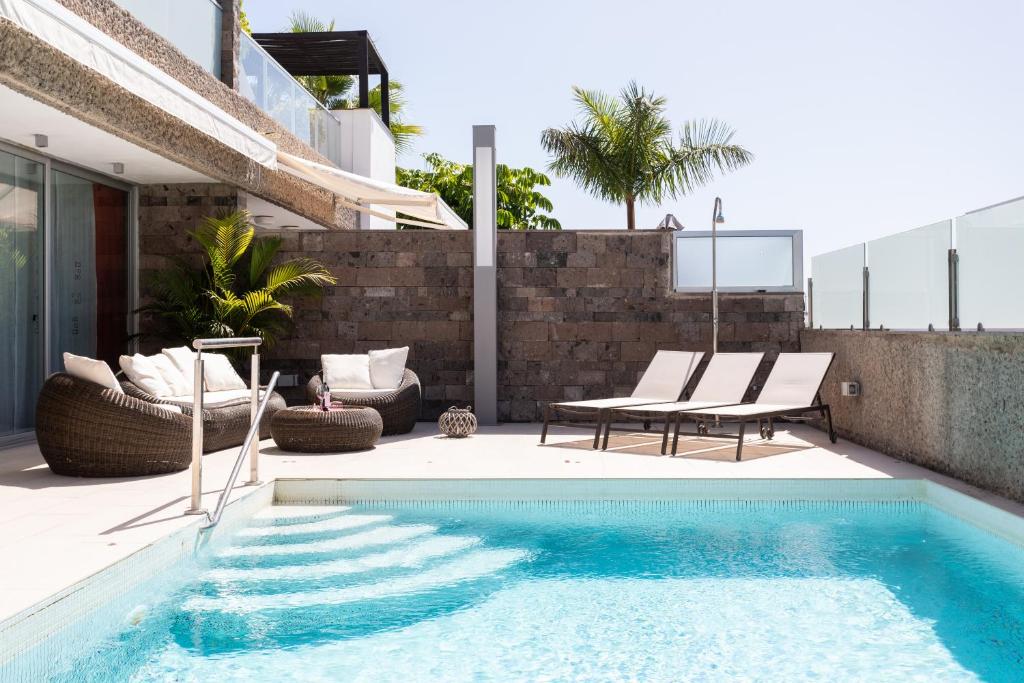 Bazén v ubytovaní Luxury BKM in Playa del Duque alebo v jeho blízkosti