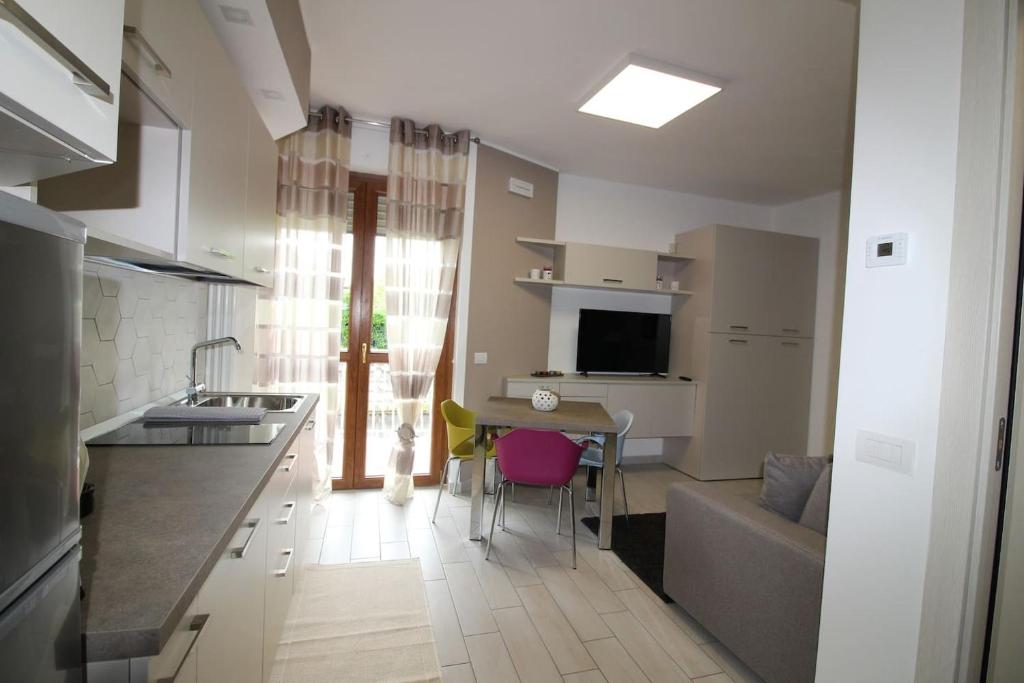 uma cozinha e sala de estar com um sofá e uma mesa em Cà Amisa em Trezzano sul Naviglio