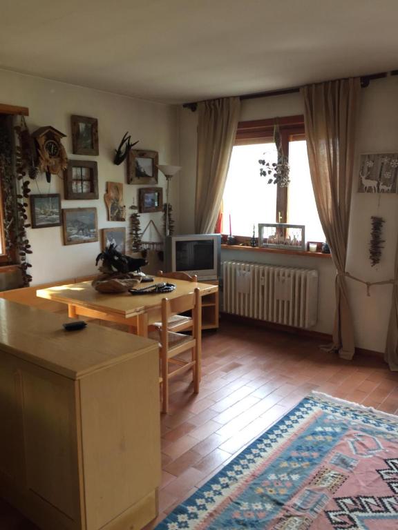 A television and/or entertainment centre at Alloggio "Pineta" sulle piste di clotex