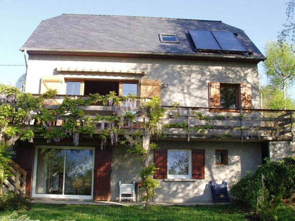 a house with solar panels on the side of it at Appartement Bardéron in Arcizans-Avant