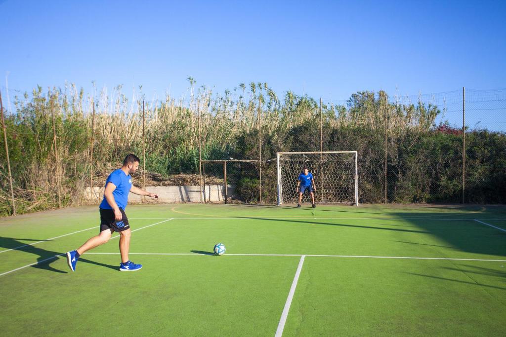 Tennis and/or squash facilities at Suvaki Resort or nearby