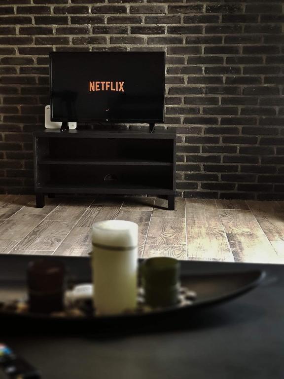 Televízia a/alebo spoločenská miestnosť v ubytovaní Meteora House- Cozy Living