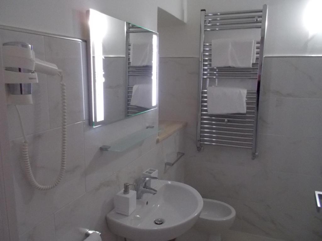 A bathroom at Merulana Suite 2