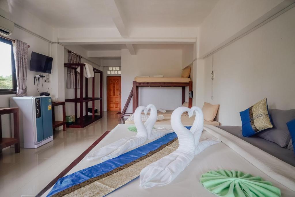 a room with two swans in the middle of a bed at Paradise Bungalows in Haad Rin