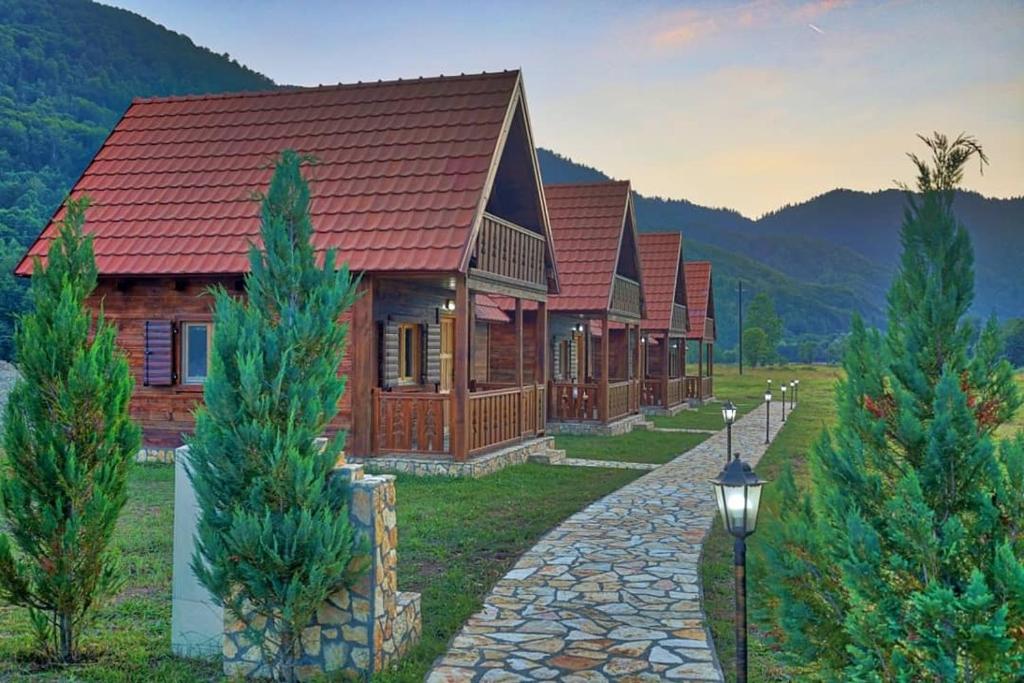 un revestimiento de una fila de casas de madera en Brvnare Tomovic, en Mateševo
