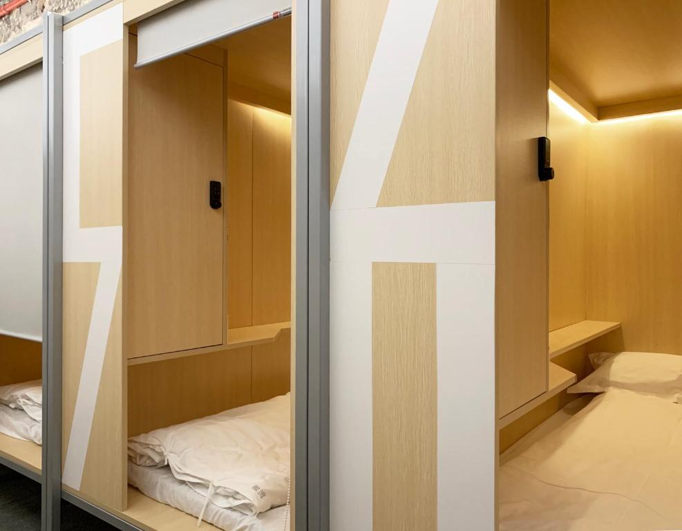 Postel nebo postele na pokoji v ubytování WeFlow Hostel (Shanghai Xintiandi)
