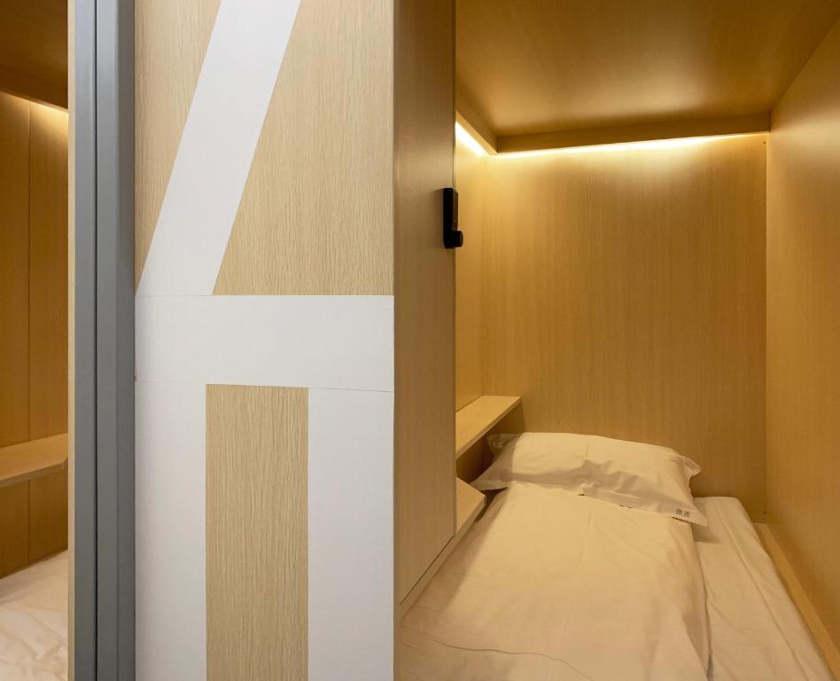 Postel nebo postele na pokoji v ubytování WeFlow Hostel (Shanghai Xintiandi)