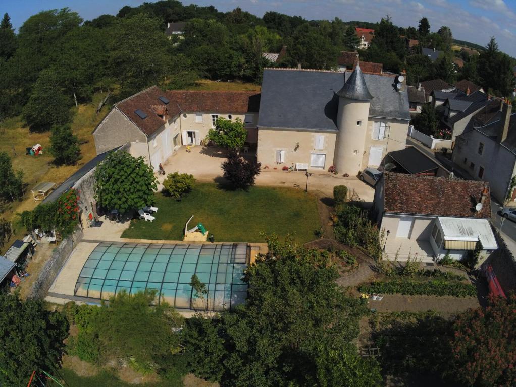 an aerial view of a house with a swimming pool at Manoir le Bout du Pont in Huisseau-sur-Cosson