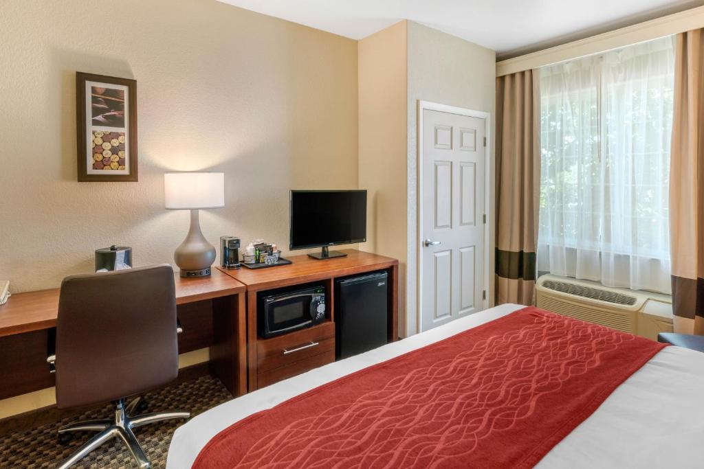 Comfort Inn & Suites Galt - Lodi North - Habitación Con Cama Extragrande - No Fumadores
