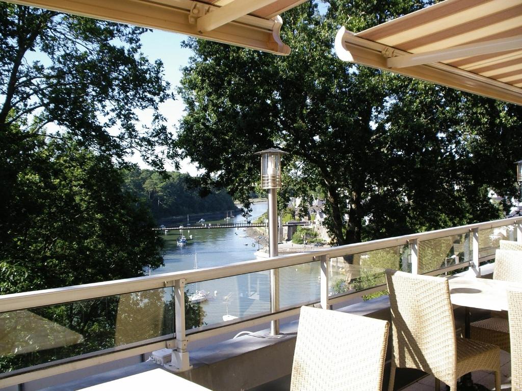 Výhled na řeku, která protéká v blízkosti hotelu