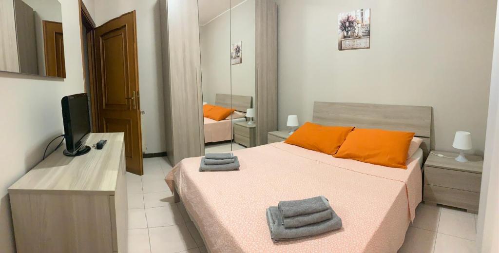 małą sypialnię z łóżkiem i lustrem w obiekcie 32 w Ciampino