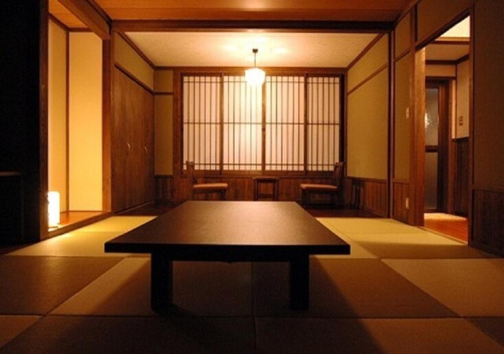 um quarto com uma mesa no meio de um quarto em Kusu-gun - Hotel / Vacation STAY 48962 em Kokonoe