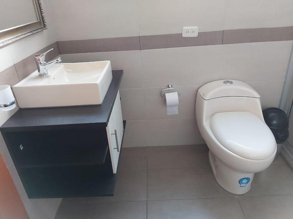 Koupelna v ubytování Hostal Tutamanda 2