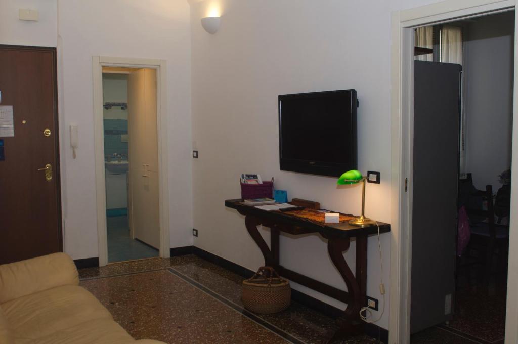 Televízia a/alebo spoločenská miestnosť v ubytovaní Perdiana House