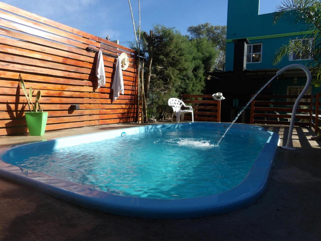 una gran piscina con una fuente de agua en un patio en Bungalows Jovi en Colón
