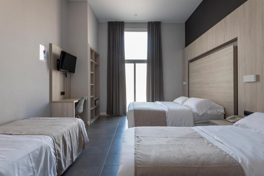 Postel nebo postele na pokoji v ubytování Plaza Goya Rooms