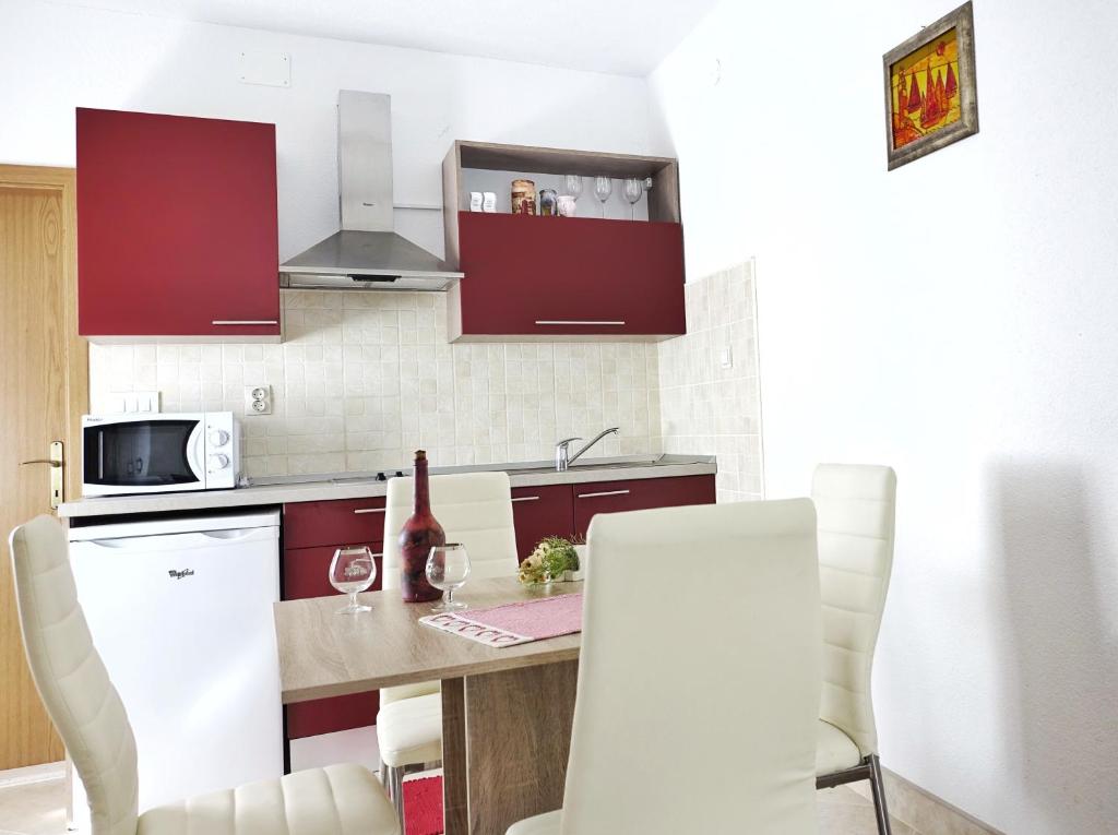 Kuchyň nebo kuchyňský kout v ubytování Apartmani Obala