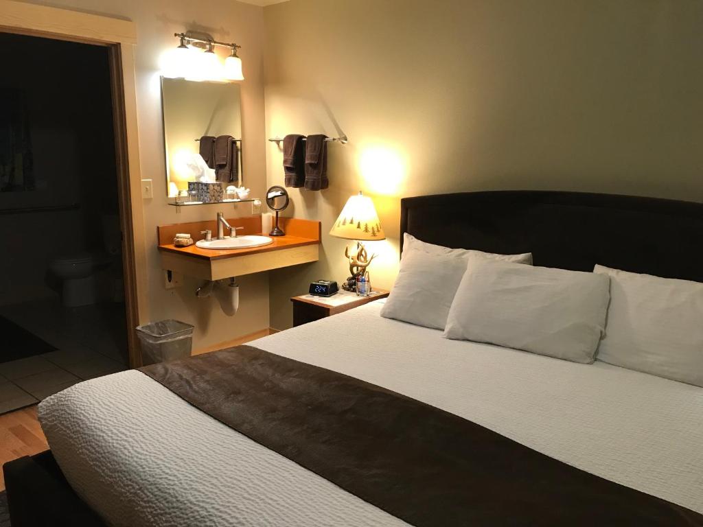 Postel nebo postele na pokoji v ubytování Twisp River Suites