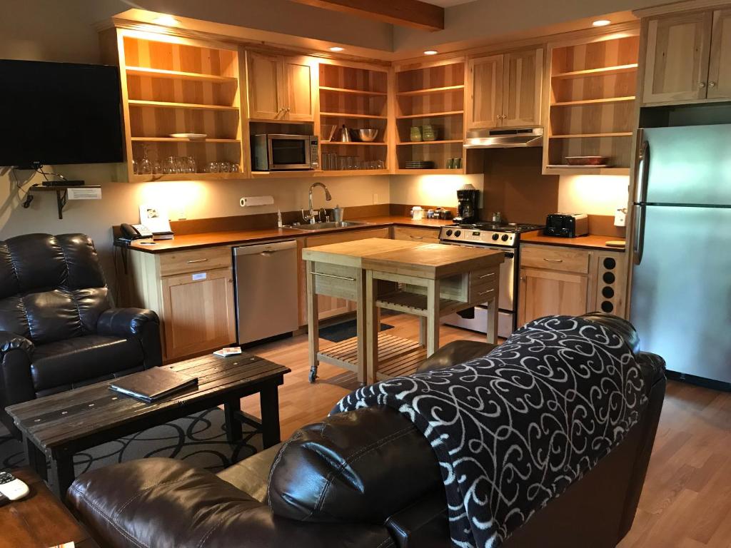Kuchyň nebo kuchyňský kout v ubytování Twisp River Suites