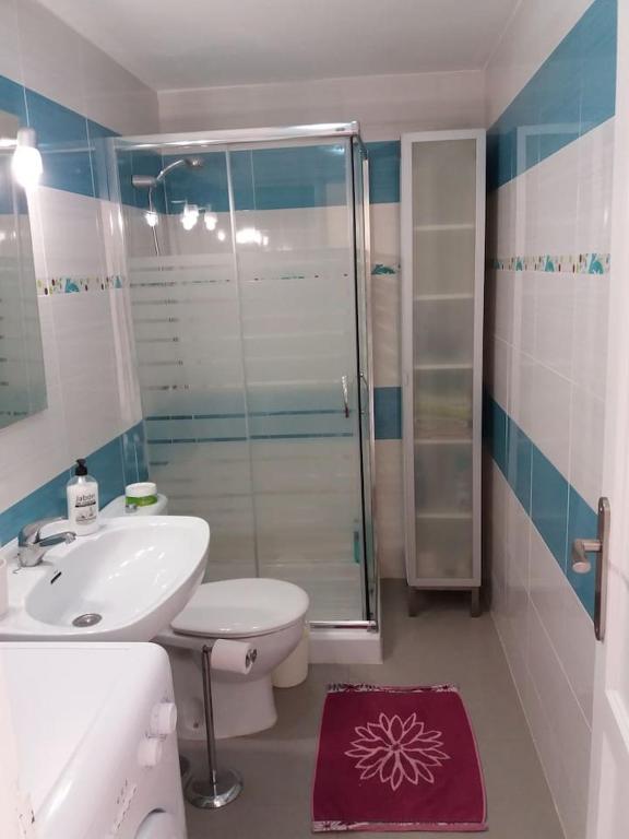 A bathroom at Relax in Puerto del Carmen