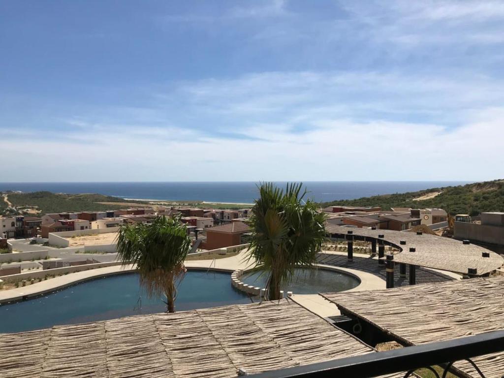 uma vista para um resort com uma piscina em Cabo Cottage Copala · Stunning * Luxury Ocean View 2BR*Resort Living em Cabo San Lucas