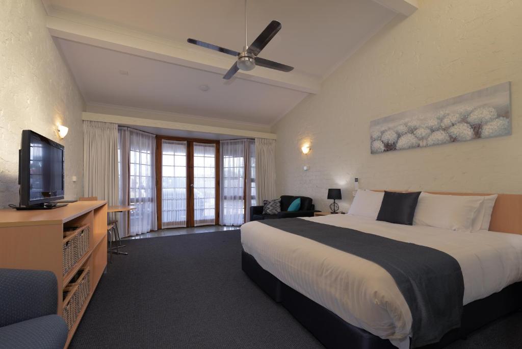 Ένα ή περισσότερα κρεβάτια σε δωμάτιο στο Barclay Motor Inn
