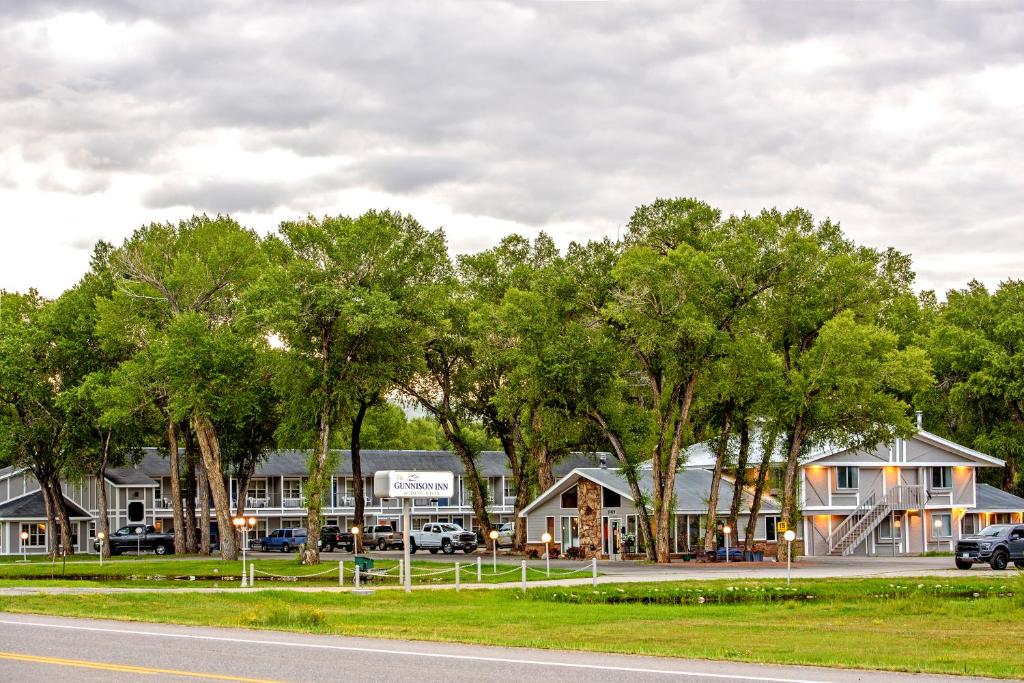 uma cidade com casas e árvores ao lado da estrada em The Gunnison Inn at Dos Rios Golf Course em Gunnison