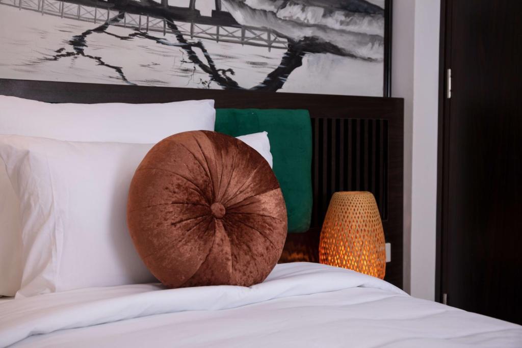 Postel nebo postele na pokoji v ubytování Hanoi Center Silk Lullaby Hotel and Travel