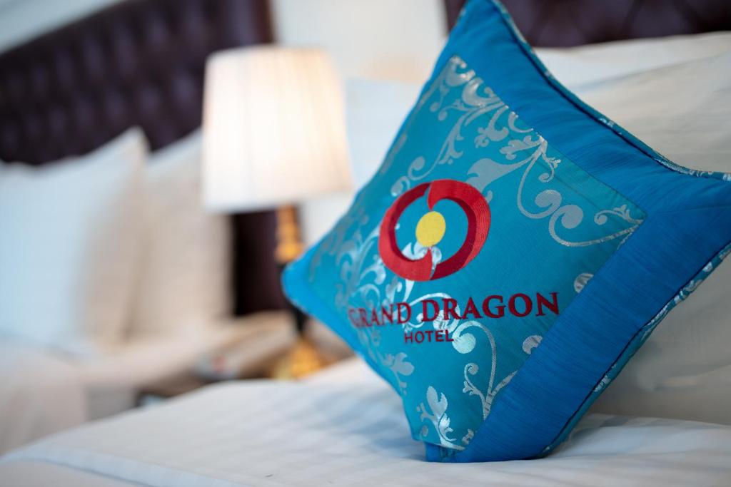 Postel nebo postele na pokoji v ubytování Grand Dragon Hotel Hanoi