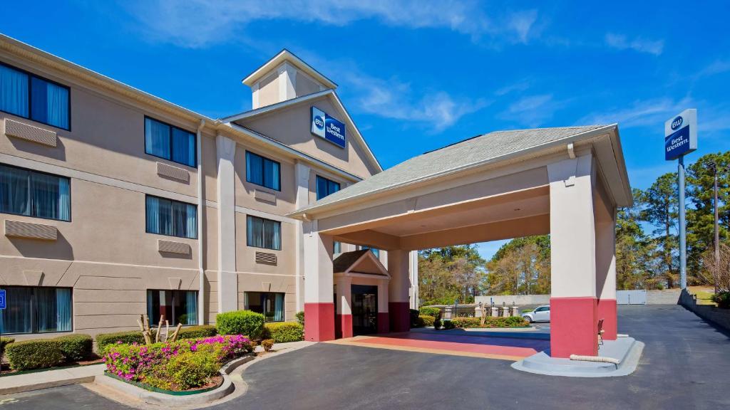 a rendering of a hotel with a parking lot at Best Western Augusta West in Augusta